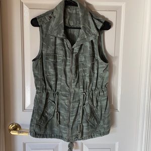 Carly camo vest
